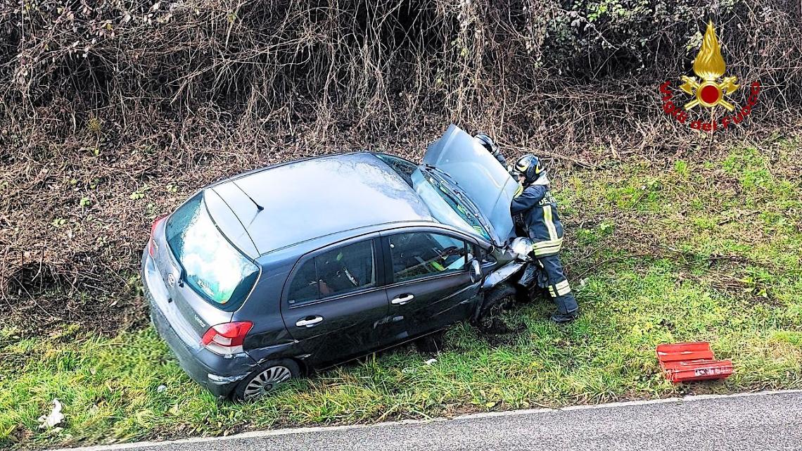 Belluno, auto finisce fuori strada a Casoni: nessun ferito