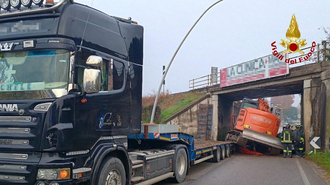 Tragedia sfiorata a Thiene: cassone di un camion cade su un&rsquo;auto, donna ferita