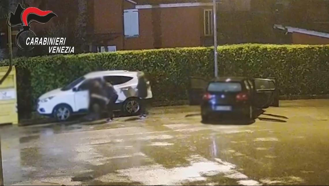 Uno dei furti d'auto commessi dalla banda