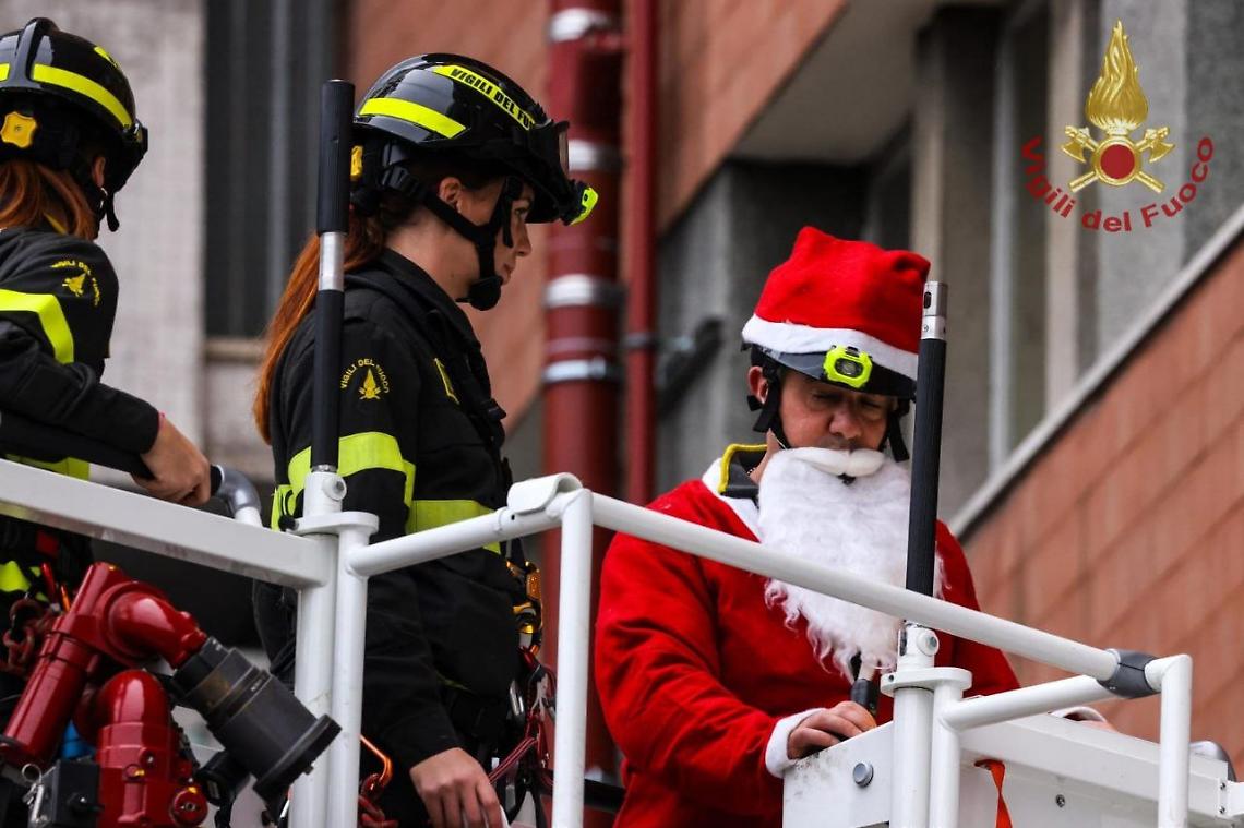 Il Babbo Natale dei Vigili del Fuoco arriva in ospedale con un mezzo anti incendio