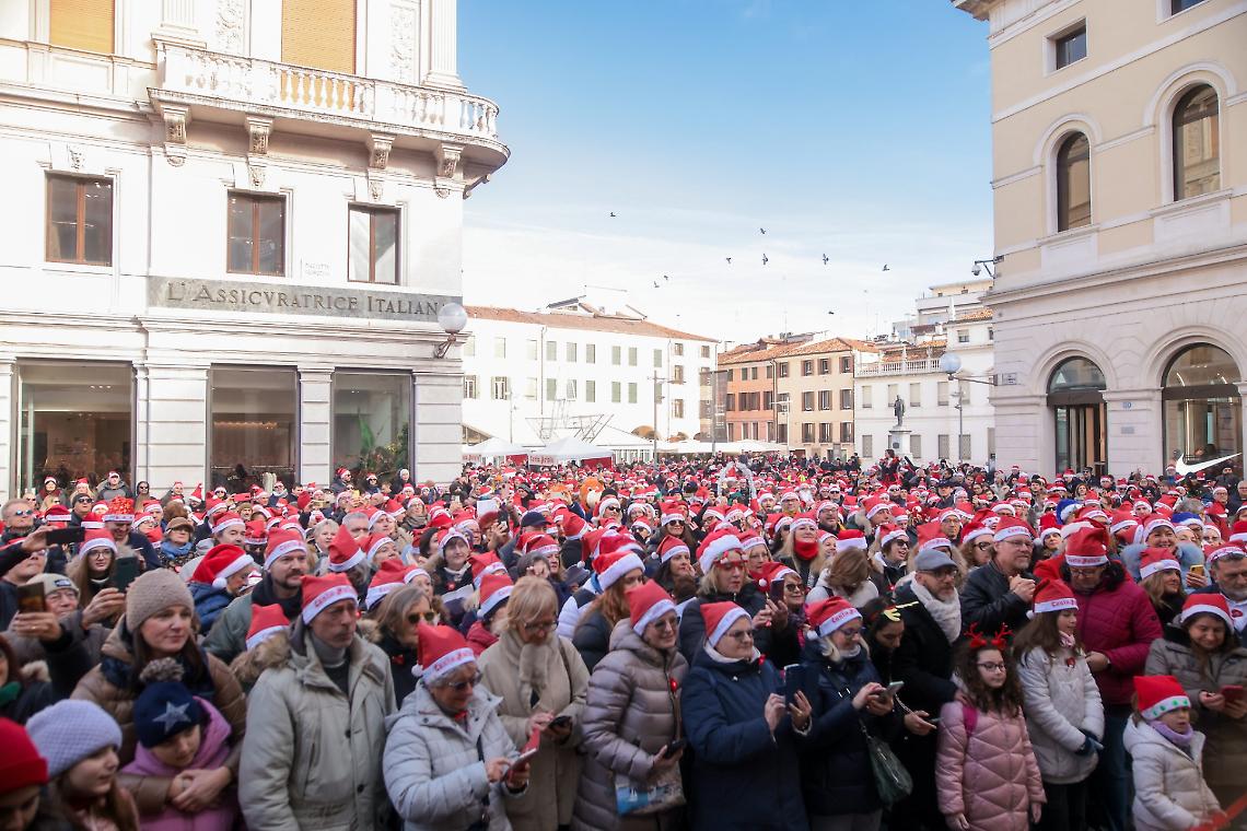 Cantanatale 2025: oltre 7000 berretti rossi portano gioia ai bambini dell&rsquo;Ospedale di Pediatria di Padova