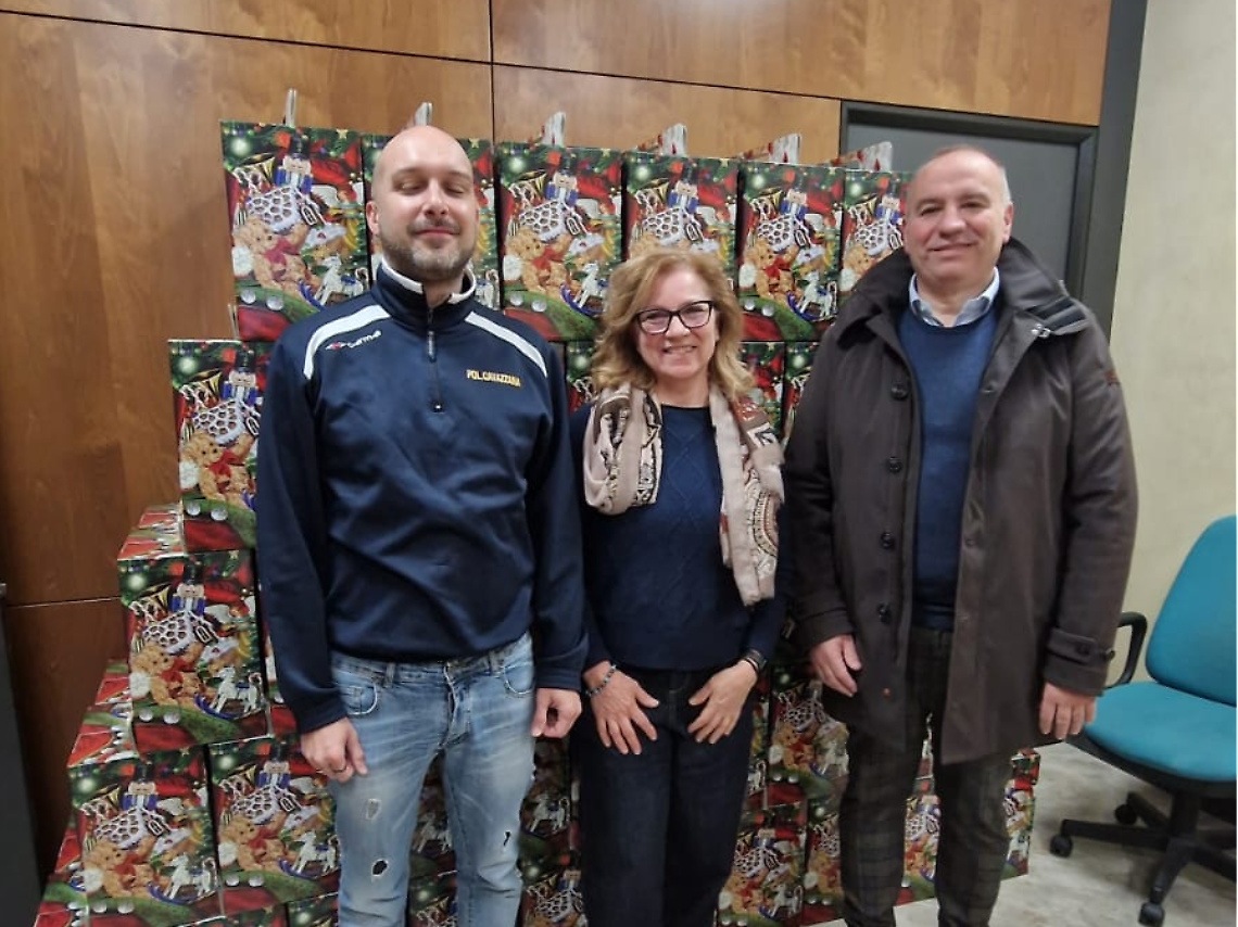 I dipendenti comunali con le ceste dono