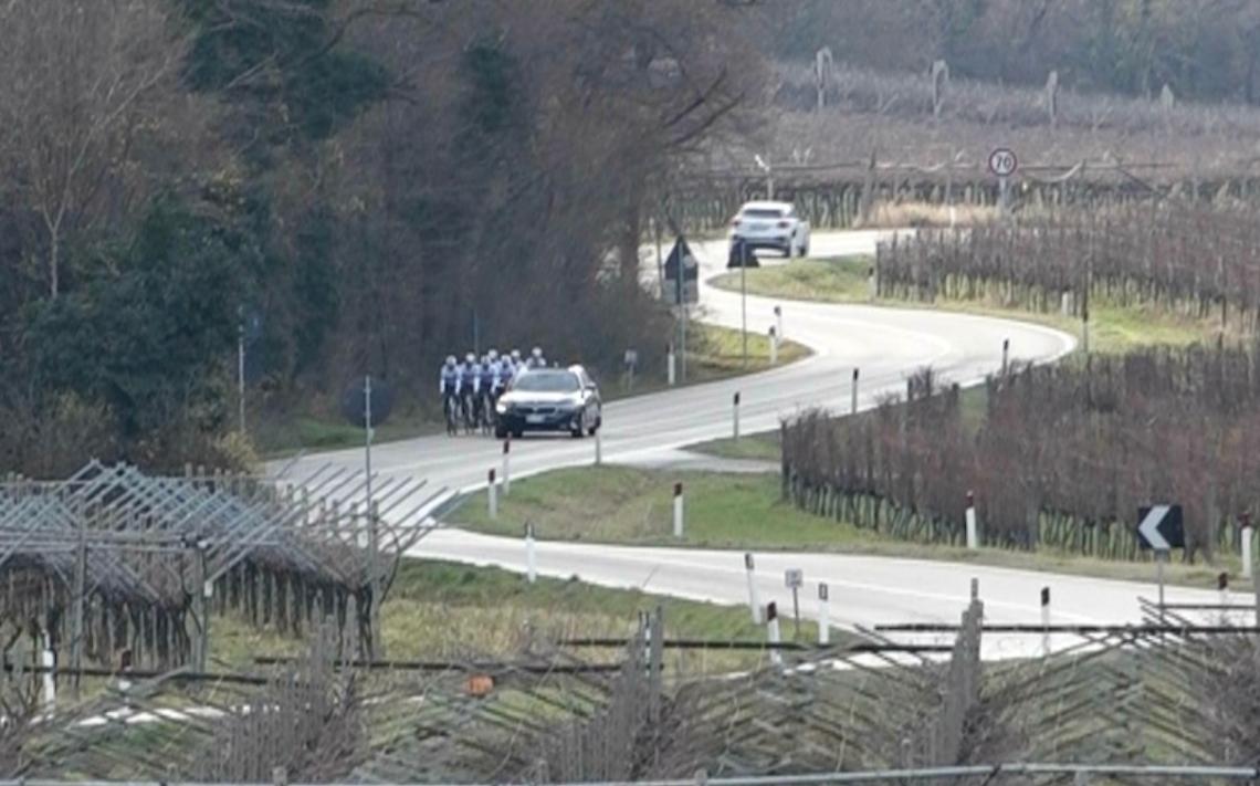 Foto dell'assalto al gruppo di ciclisti