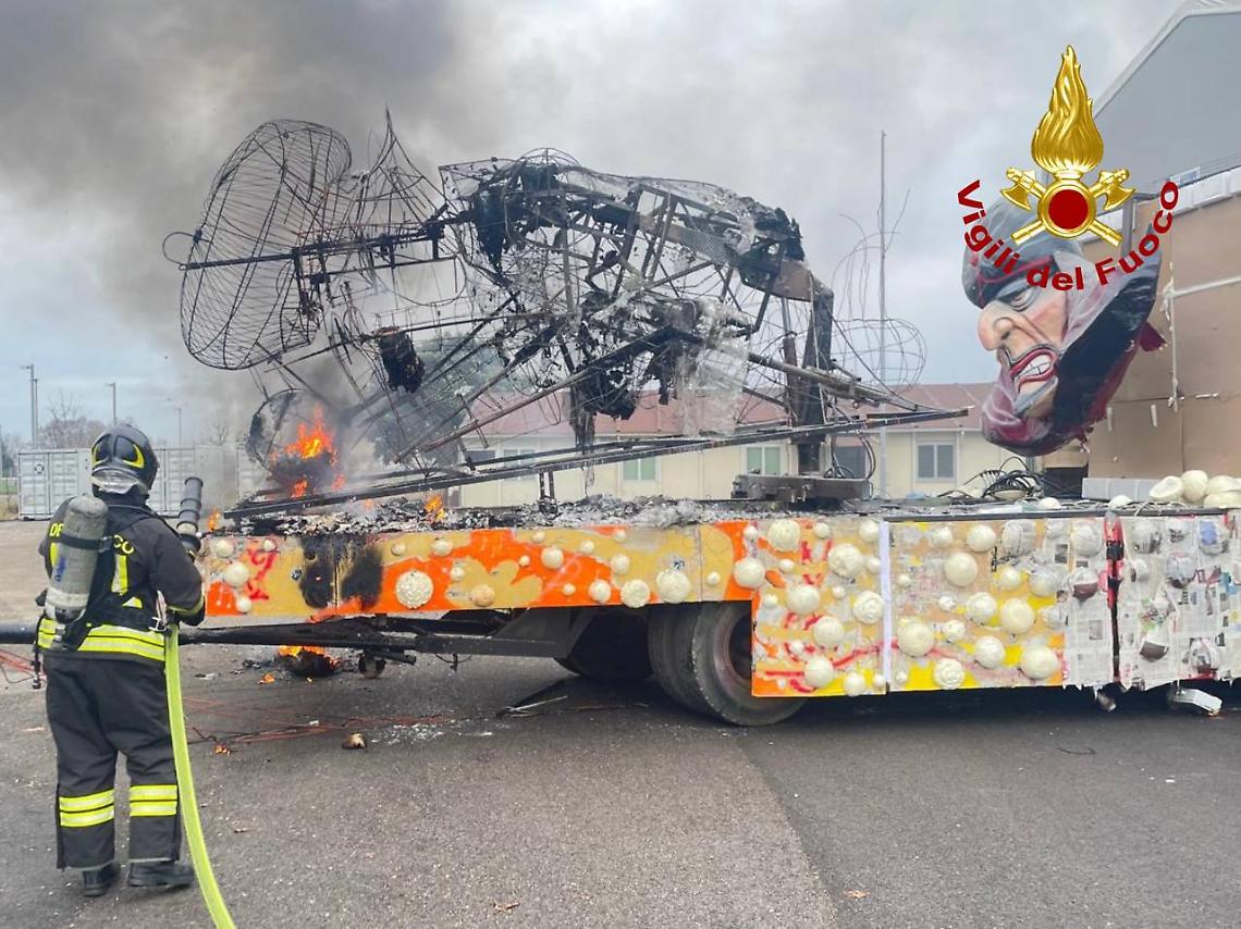 Incendio di un carro allegorico a Schio: in ospedale un ferito