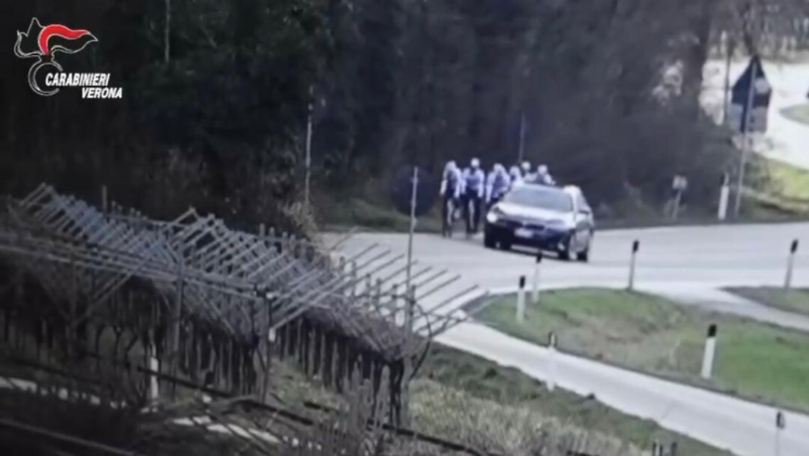 Spara contro  un gruppo di ciclisti a Dolc&egrave; nel Veronese: denunciato un 25enne.