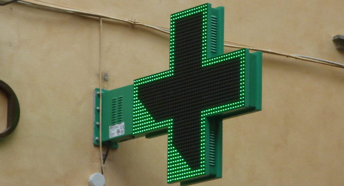 Auto usata come ariete contro la Farmacia Trevigiana, arrestato un 20enne: proseguono le ricerche dei complici