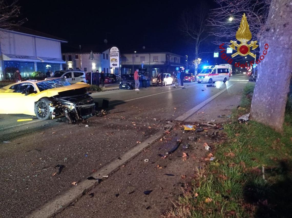Schianto sulla Terraglio nella notte: tre feriti, traffico rallentato