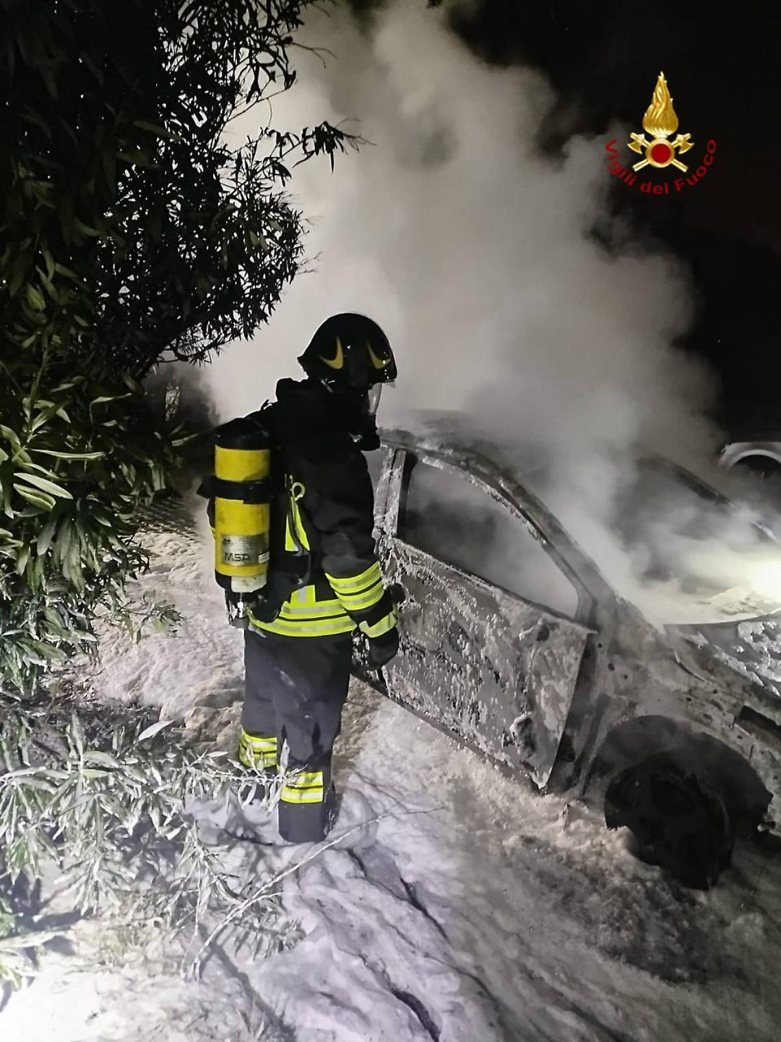 Montecchio Maggiore, incendio di un&rsquo;auto nella notte: Vigili del Fuoco evitano danni maggiori