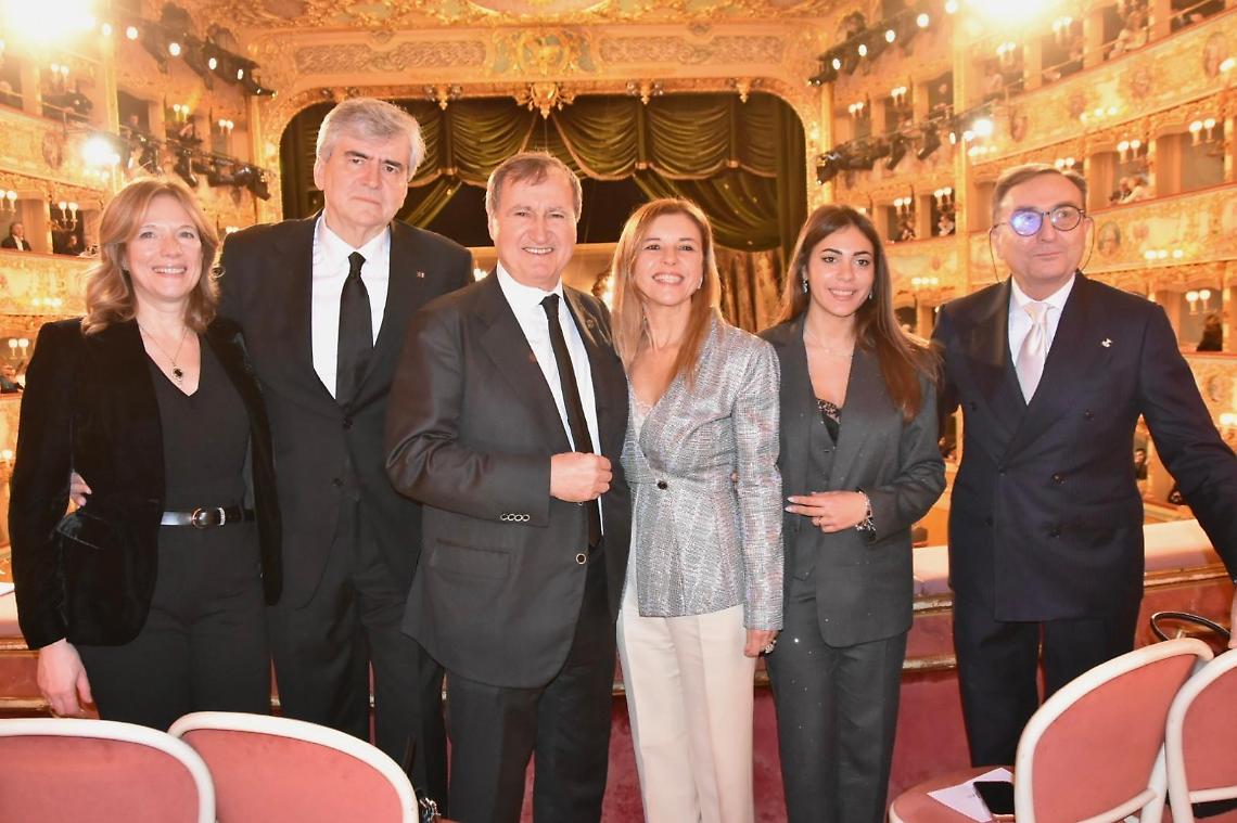 Venezia accoglie il 2026 con il Capodanno alla Fenice: debutto trionfale di Michele Mariotti