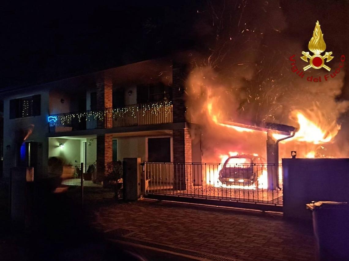 Incendio nella notte a Volpago del Montello: distrutte due auto sotto un porticato