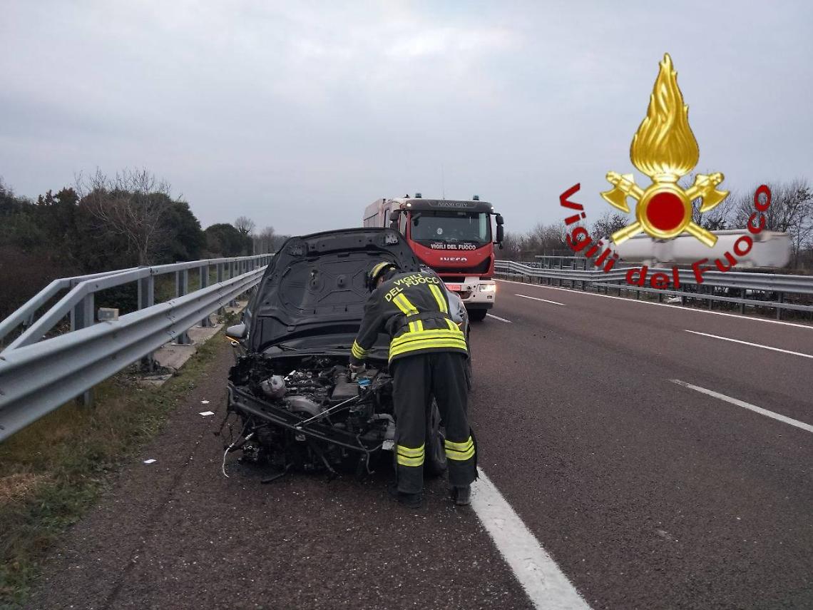 Scontro in A27 verso Conegliano: auto contro camion, due feriti