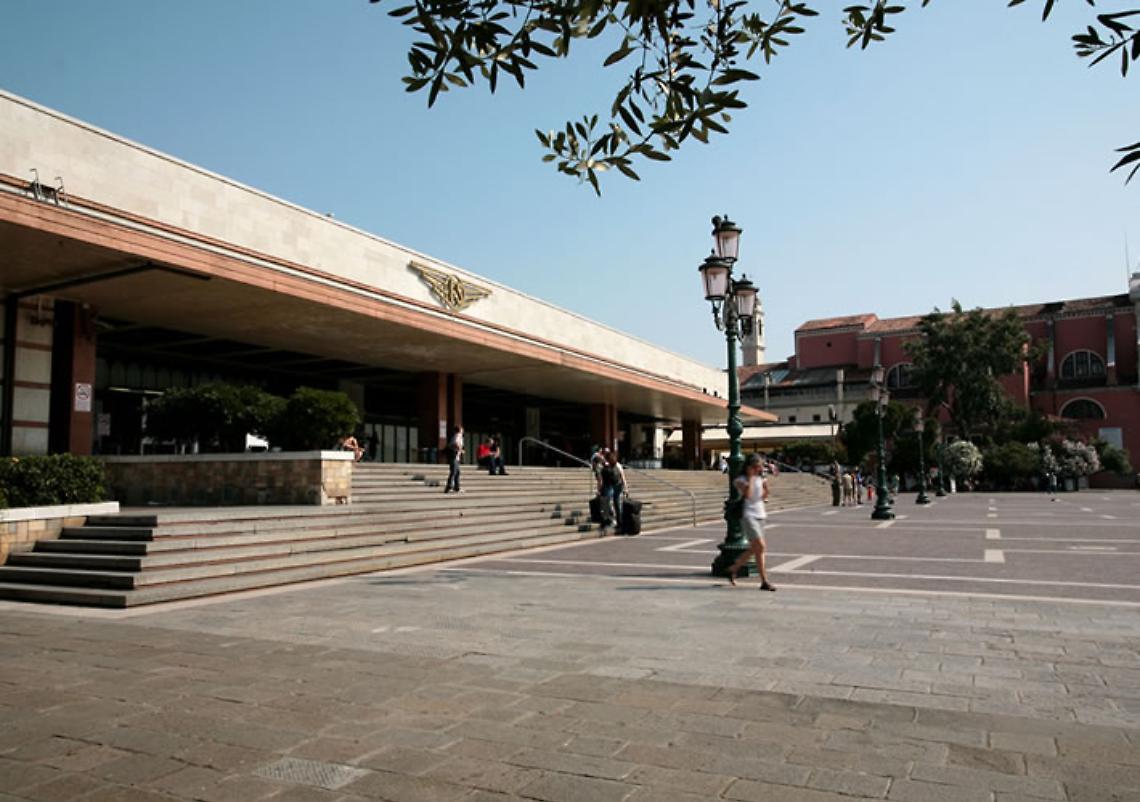 Venezia, portabagagli trovato morto alla stazione di Santa Lucia: indagini in corso