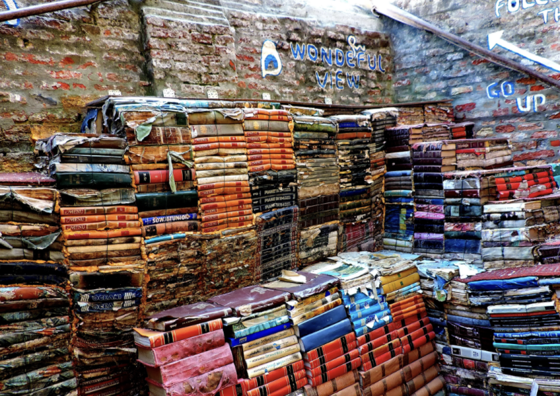 Nel cuore di Venezia, tra libri e gondole: la magia della Libreria Acqua Alta