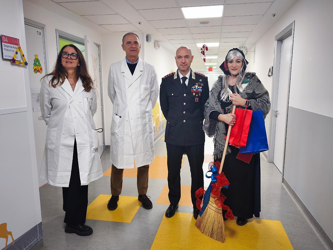 Da sinistra i dottori Darra e Piacentini, il colonnello Papagno e la Befana dei Carabinieri