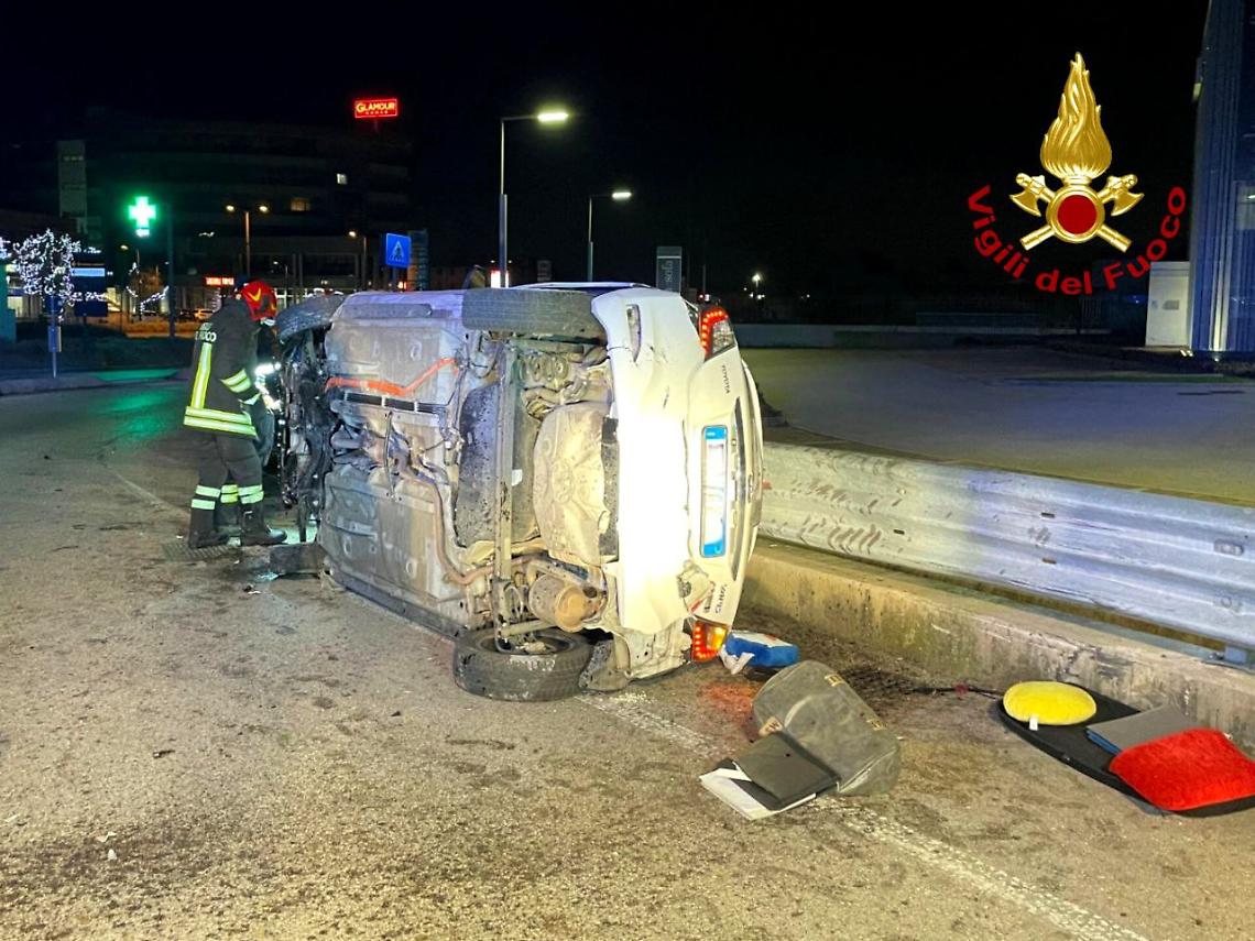 Auto si ribalta in rotatoria a Cassola, intervento notturno dei soccorsi
