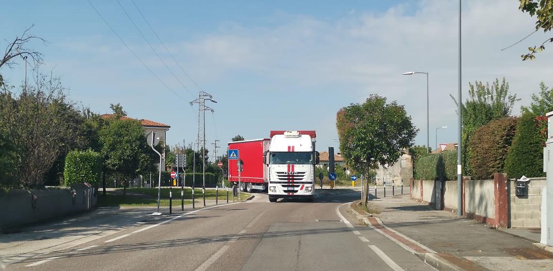 Camion lungo via De Amicis - Castelfranco