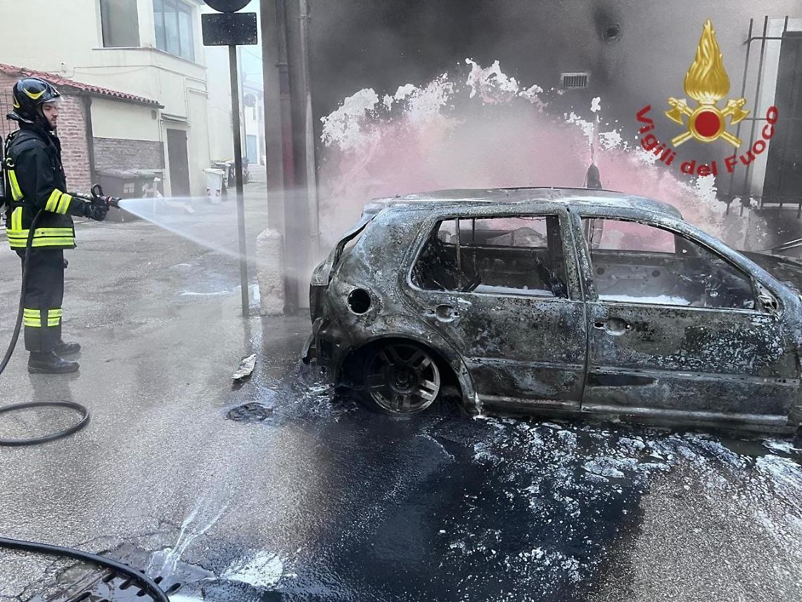 Auto in fiamme a Lendinara, intervento dei Vigili del Fuoco all&rsquo;alba