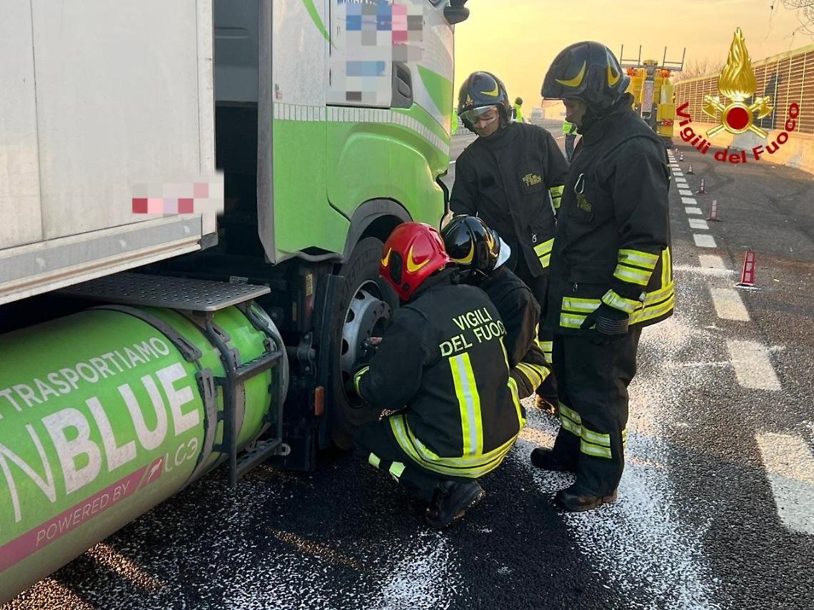 Perdita di gas liquefatto sull&rsquo;A4: intervento dei Vigili del Fuoco nel Veronese