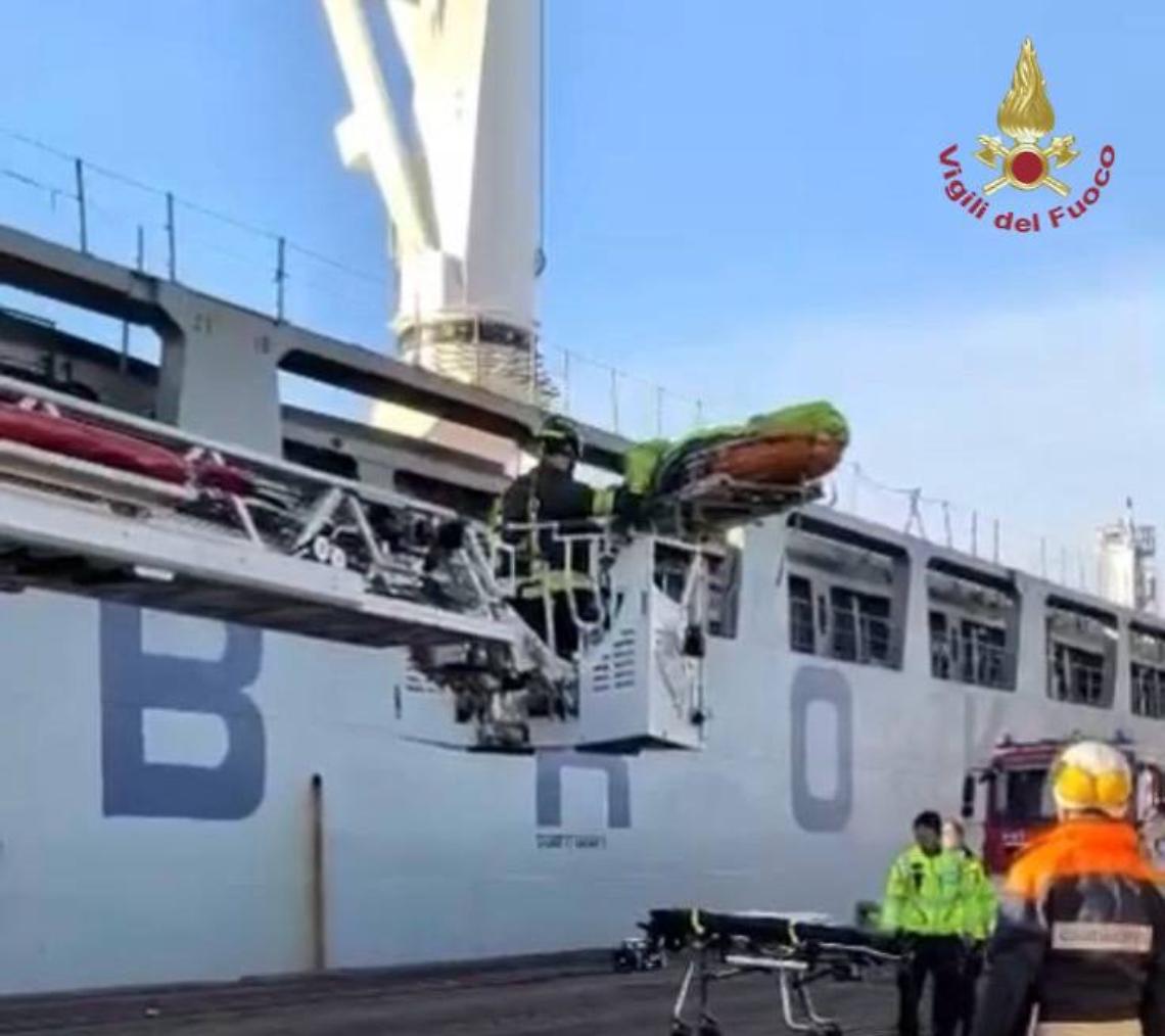 Caduta di sei metri su una nave a Porto Marghera: lavoratore salvato dai vigili del fuoco