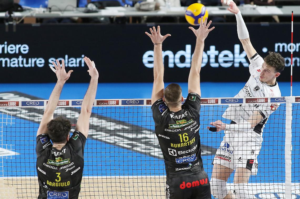 La Sonepar lotta fino all&rsquo;ultimo, ma a Civitanova vince la Lube: 3-0 ai bianconeri