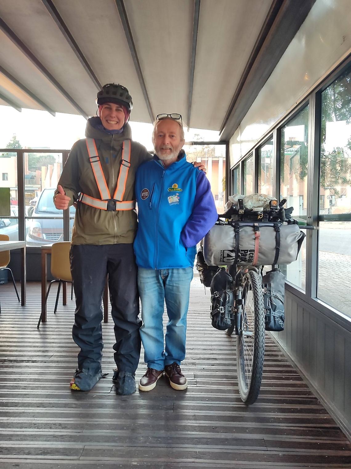 Dopo due anni di viaggio, torna a casa la "viaggiatrice del sorriso" di Lazise