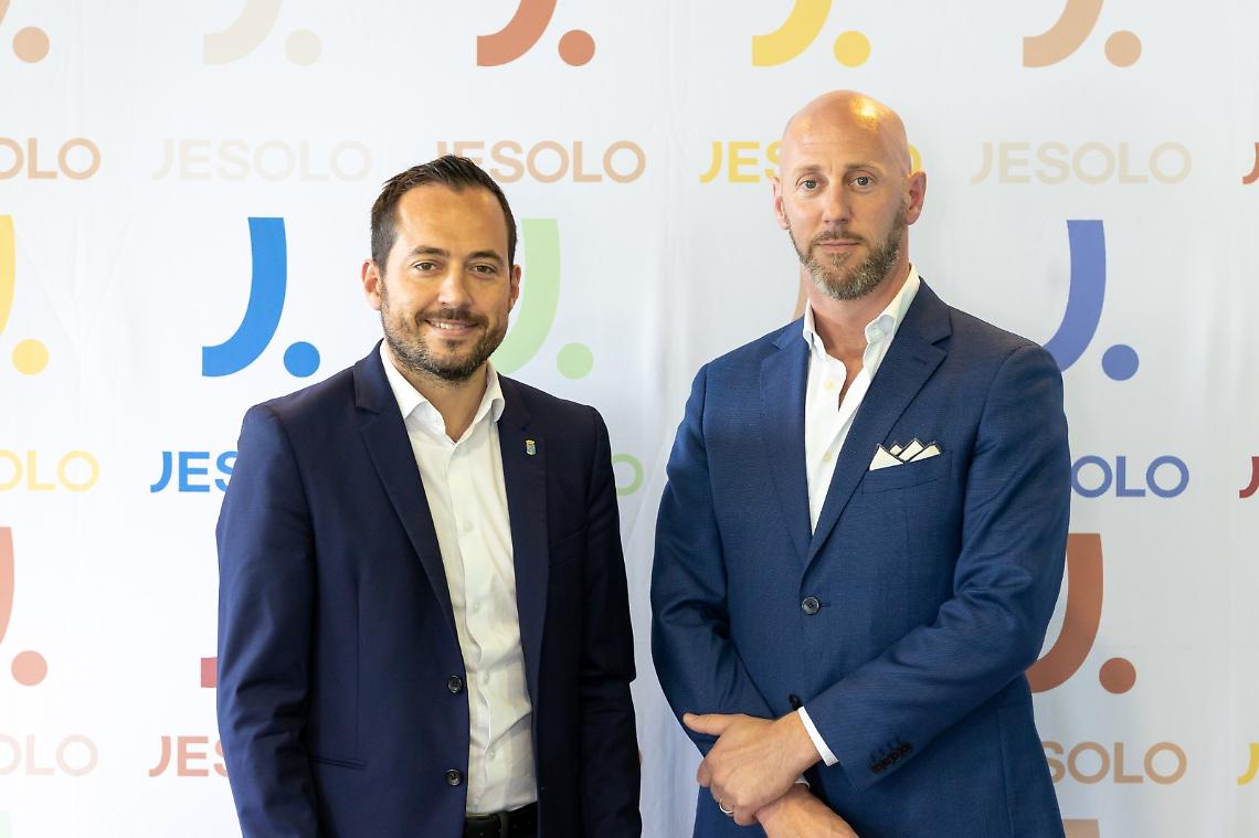 A sinistra il Sindaco Christofer De Zotti, a destra l'assessore Alberto Maschio