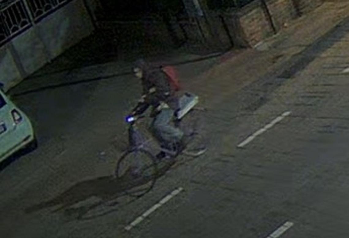 Annabella Martinelli in bici davanti a una villa a Teolo