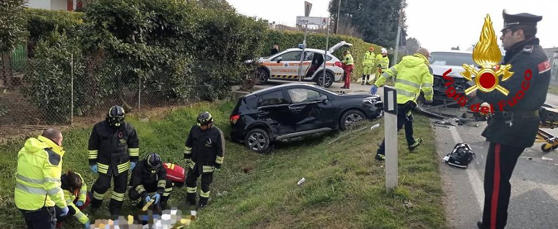 Grave incidente a Maserada: auto invade la corsia opposta e si scontra con un camion ribaltato