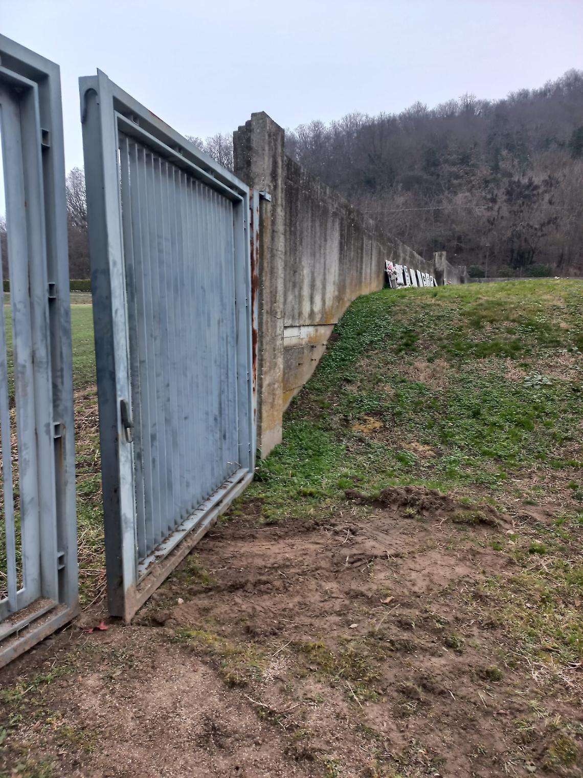Assalto al cimitero, rubato il rame di otto cappelle di famiglia