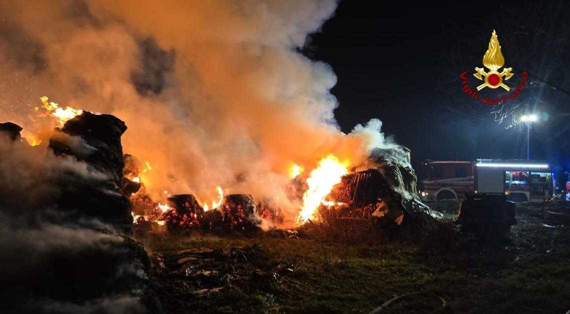 Maxi incendio agricolo a Marano Vicentino, in fiamme un deposito di rotoballe
