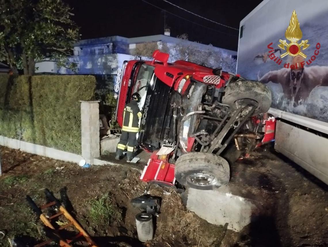 Autotreno fuori strada nella notte a Lusia, paura in via Marasso