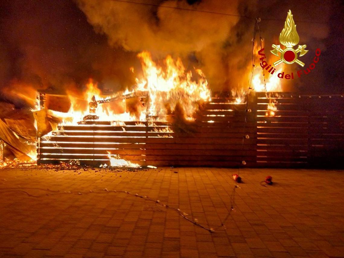 Incendio a Resana: fiamme divorano casolari e annessi, ristorante salvo