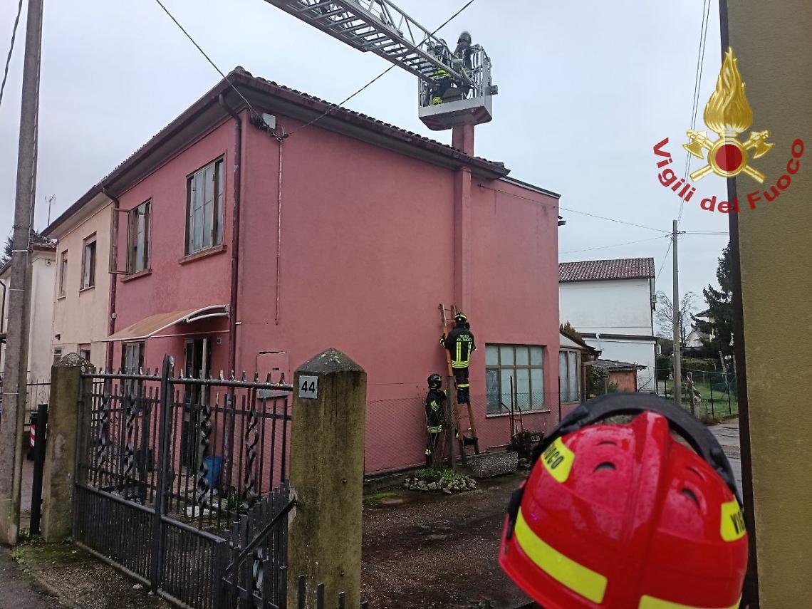 Incendio alla canna fumaria in via Alcide De Gasperi a Villadose: fiamme domate in un'ora dai vigili del fuoco