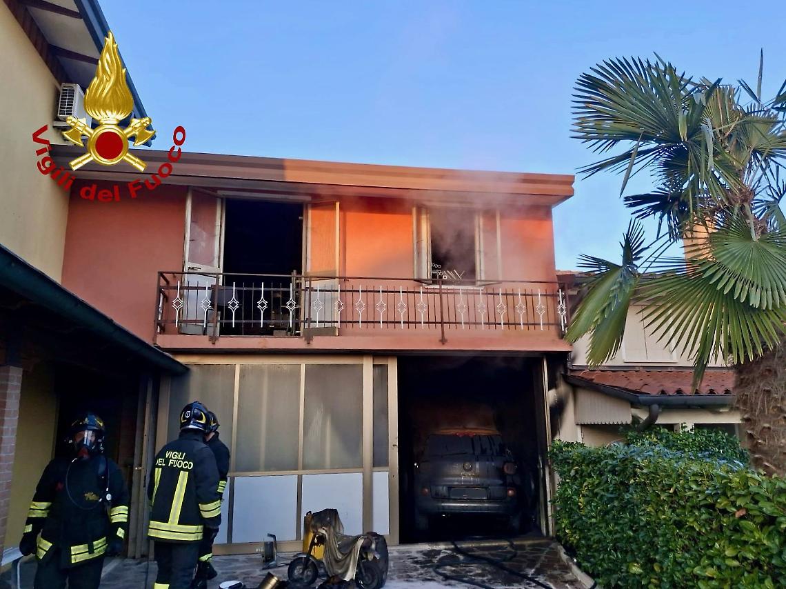 Incendio di un'auto a Vigonza, danno al garage: intervengono i Vigili del Fuoco