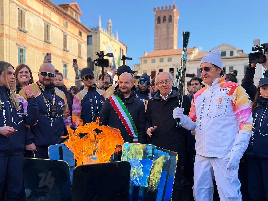 Il sindaco Nicola Finco all'accensione del braciere olimpico a Bassano