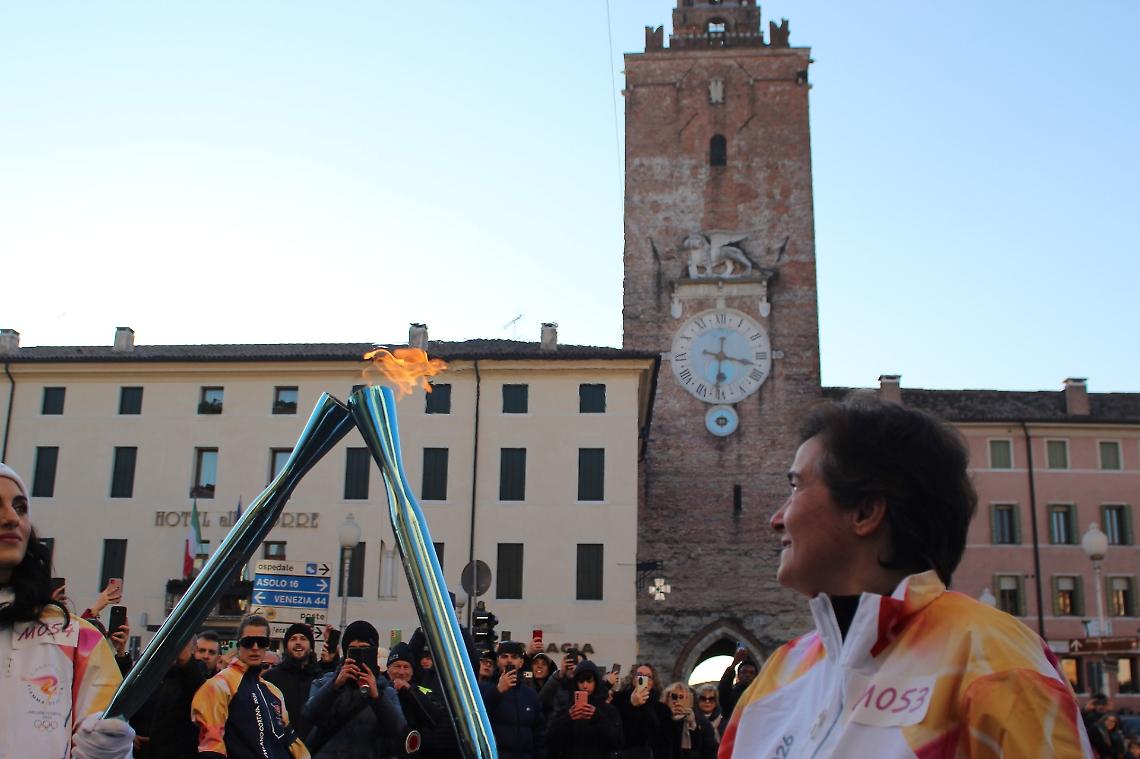 Fiaccola davanti alla Torre Civica