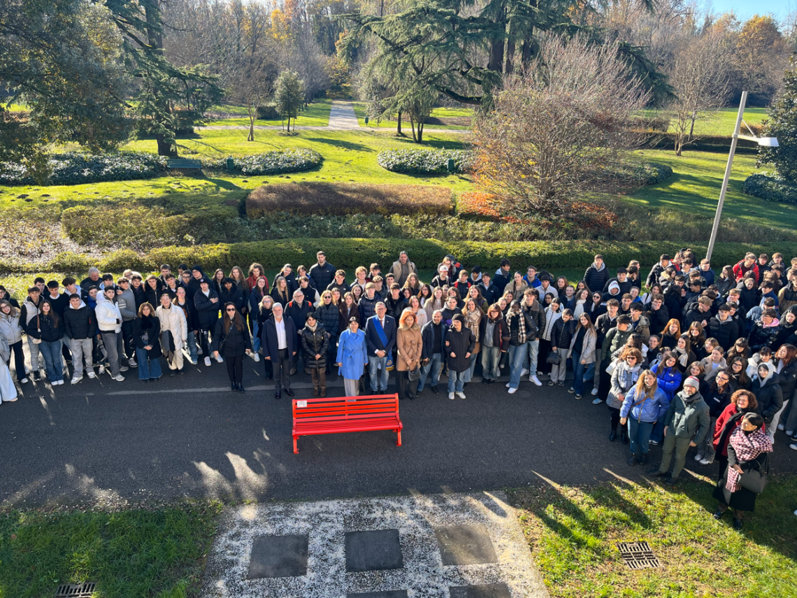 La panchina rossa installata il 27 novembre per commemorare la giovane studentessa