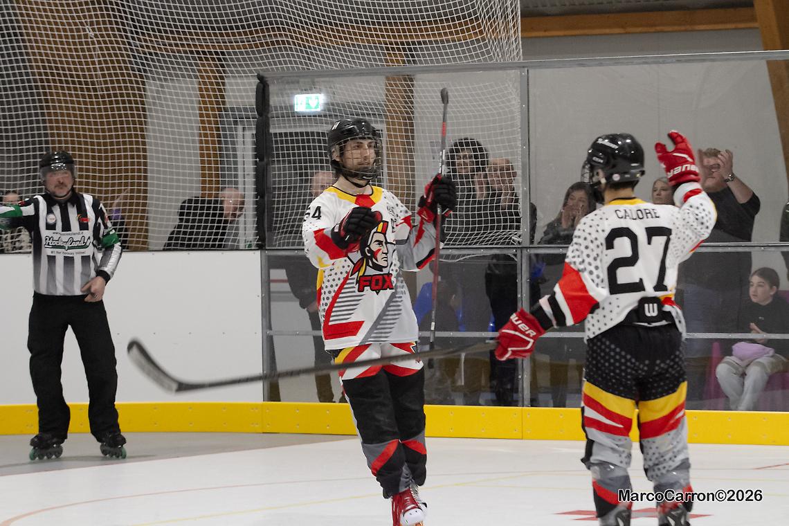 Daniele Carron festeggia un gol con Elia Calore nel derby col Cittadella