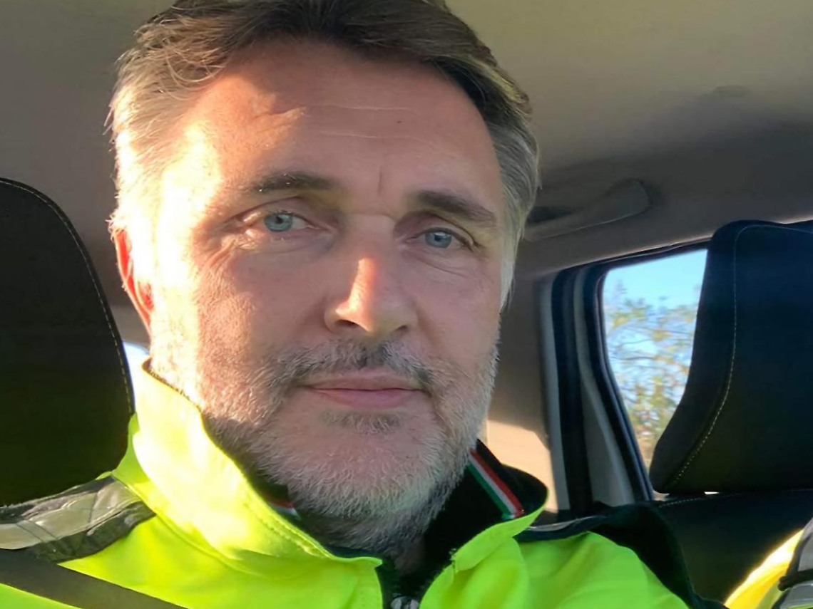 Il sindaco Armelao con una divisa della Protezione Civile