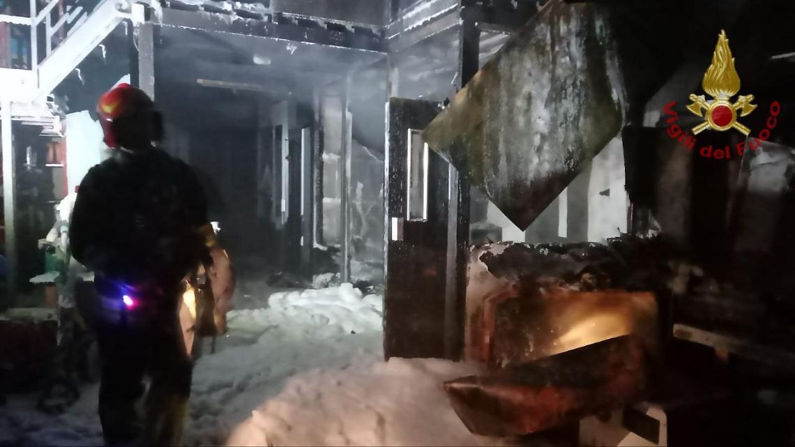 Incendio in capannone di materiali edili a Rovigo: un uomo ferito e ricoverato
