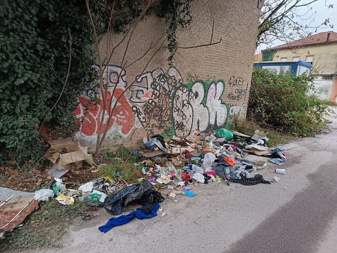 Ecovandali a Castelfranco: madre e figlia gettano la spazzatura nel cuore della citt&agrave;