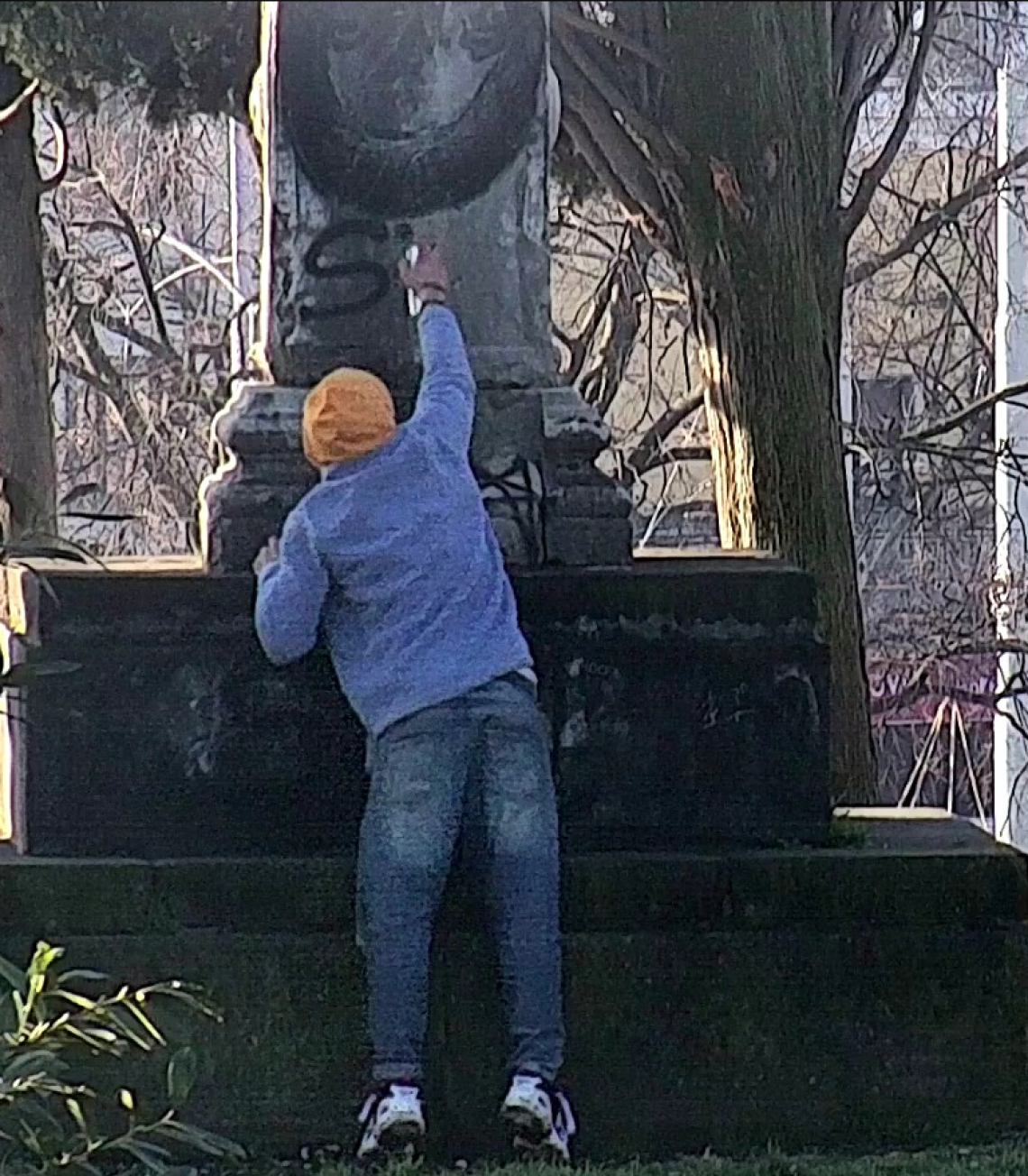 Fermato a Verona un imbrattatore di monumenti: sorpreso con la bomboletta spray sui Bastioni