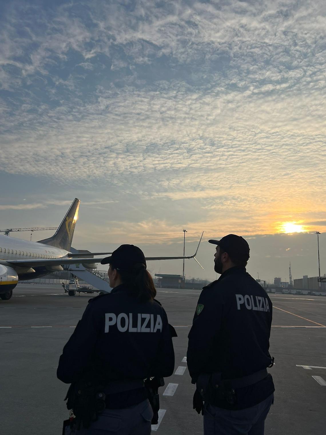 Venezia, passaporti falsi al Marco Polo: due arresti della Polizia di Stato