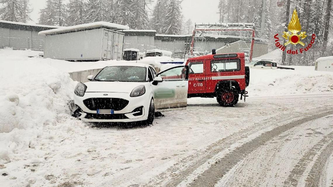 Nevicate abbondanti nel Bellunese, giornata di super lavoro per i Vigili del Fuoco