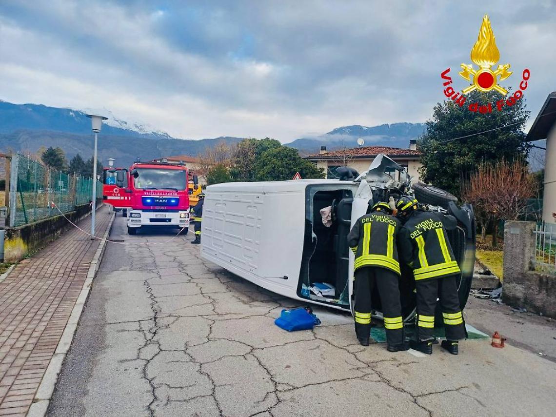 Incidente stradale a Vittorio Veneto: un ferito estratto dalle lamiere