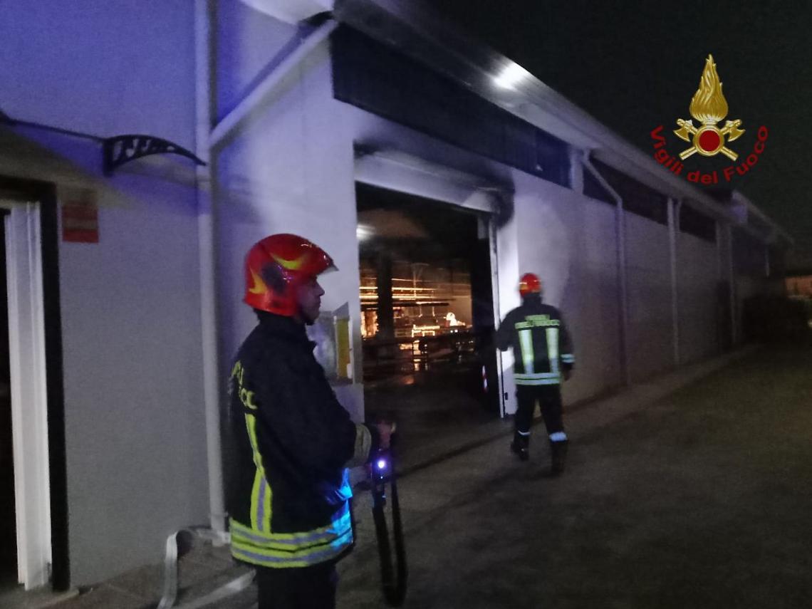 Incendio in un laboratorio tessile a San Martino di Venezze, intervento dei Vigili del Fuoco