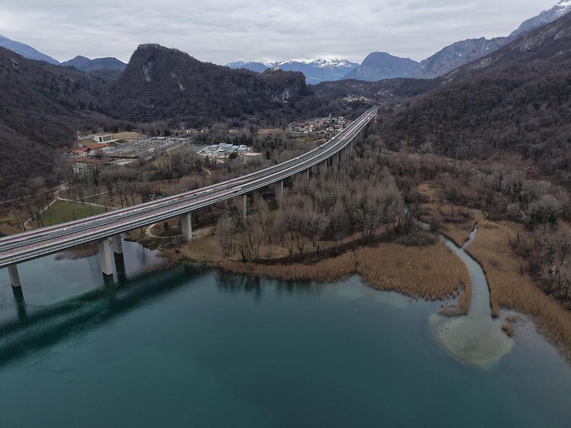 Cristina Guarda in visita al lago di Cavazzo: al via una procedura europea per tutelare l'ecosistema