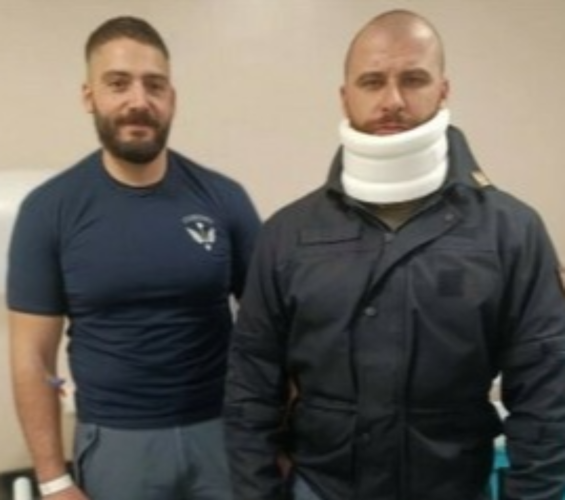 Torino, poliziotto aggredito durante il corteo Askatasuna: trascinato e colpito alle spalle