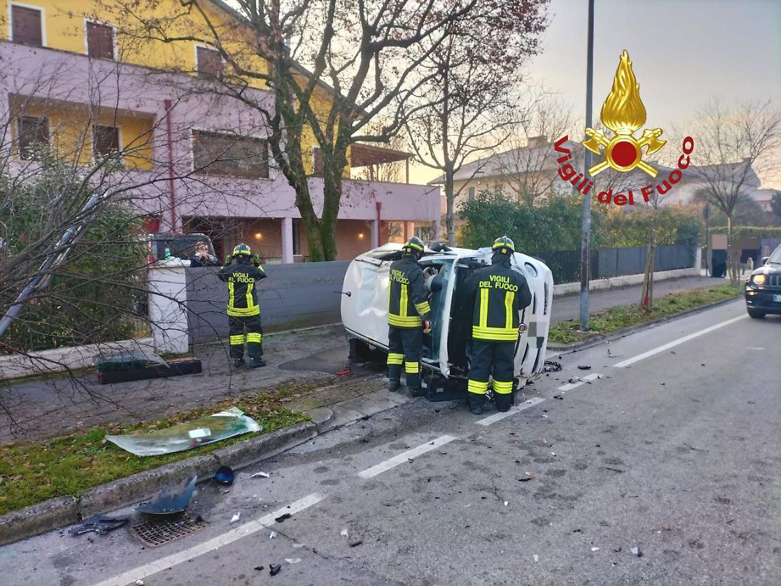 Incidente ad Albignasego: auto ribaltata, una persona estratta dai Vigili del Fuoco