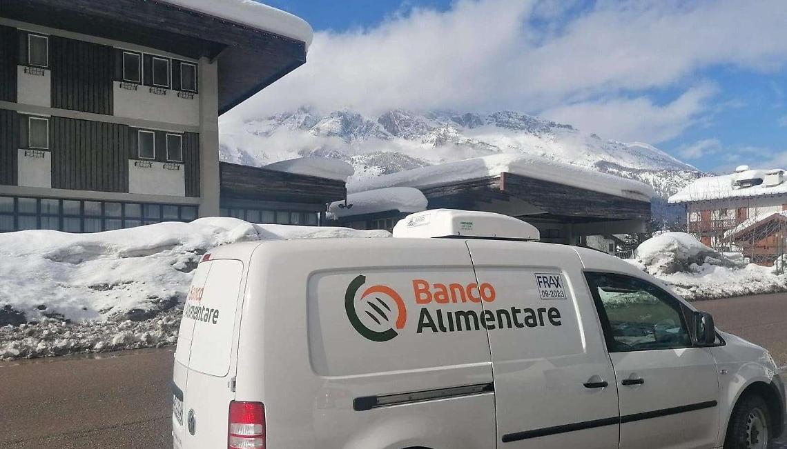 Un furgone dell'associazione Banco Alimentare a Cortina